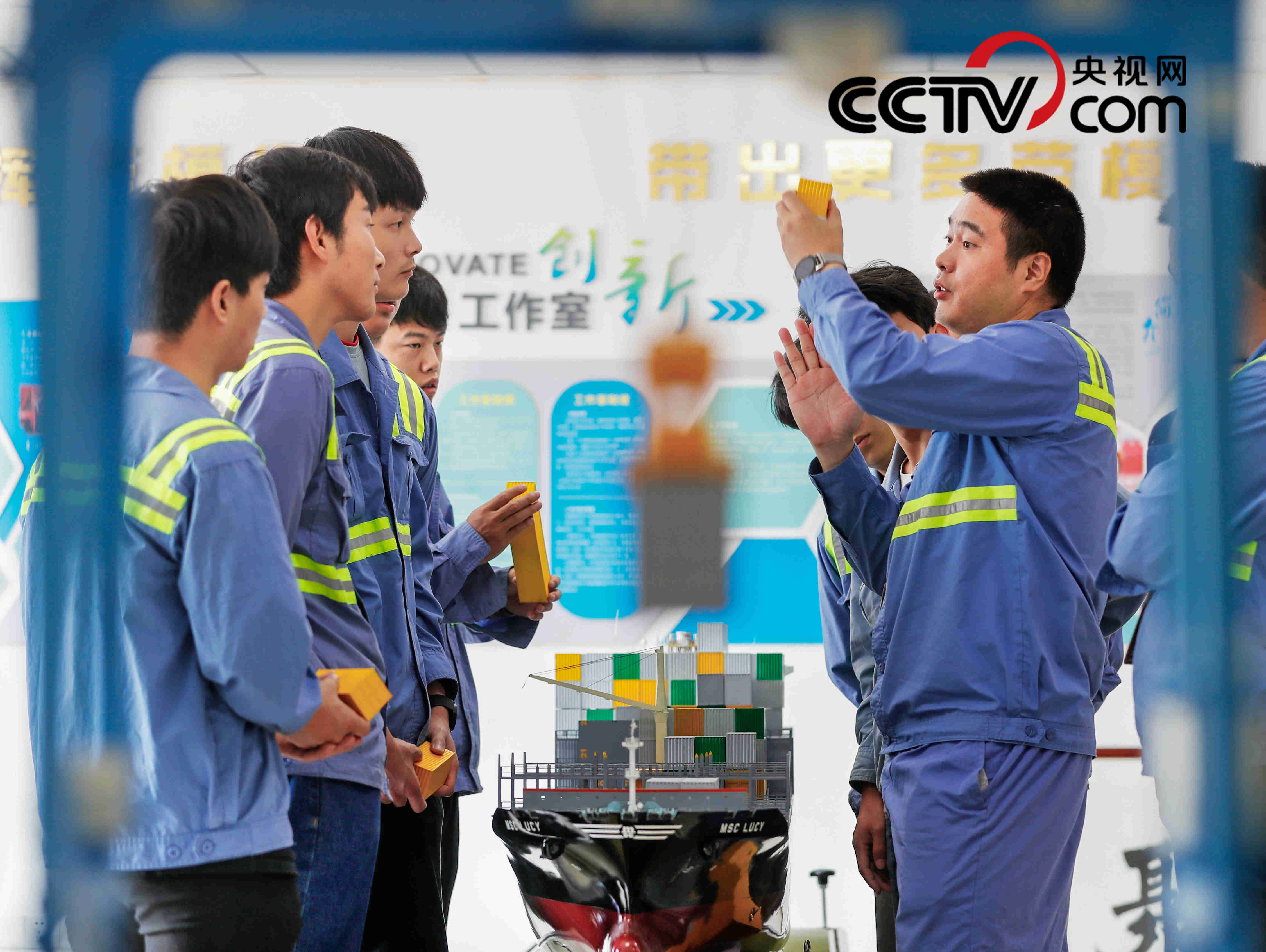 (竺士杰在给徒弟们讲解装卸技巧 受访者供图)